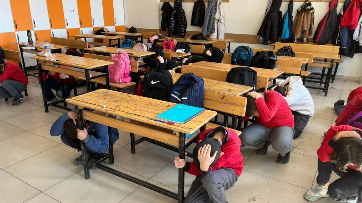 1-7 Mart Deprem Haftası etkinlikleri kapsamında Afet ve Hazırlık Kulübü öğretmenlerimiz Aycan BOZLAK ve İzzet BARAN tarafından okulumuzda deprem tatbikatı yapıldı ve konferans salonunda Afet Farkındalık Eğitimi verildi.
